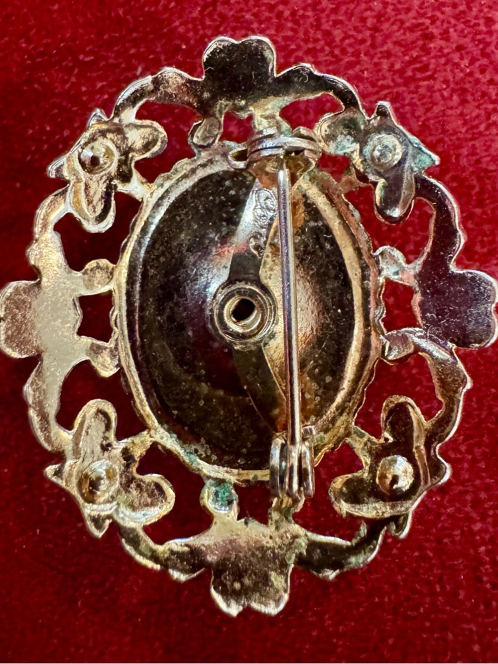 Vintage Coro Brooch—Gold Tone w/Purple Center Stone & Faux Seed Pearls—Damaged - Picture 2 of 3